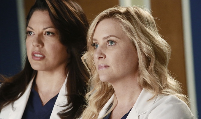 Sara Ramírez y Jessica Capshaw en 'Anatomía de Grey'