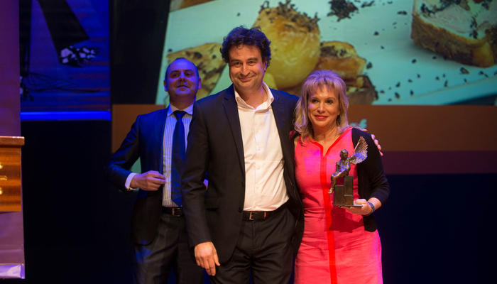 Pepe Rodríguez y Toñi Prieto recogiendo el premio