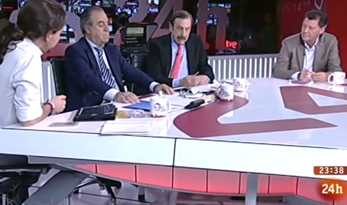 Pablo Iglesias respondiendo a las preguntas de los tertulianos de Canal 24 Horas