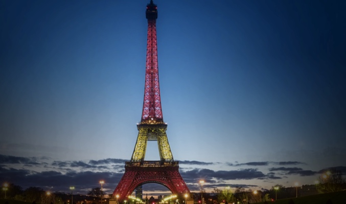 La Torre Eiffel con los colores de España