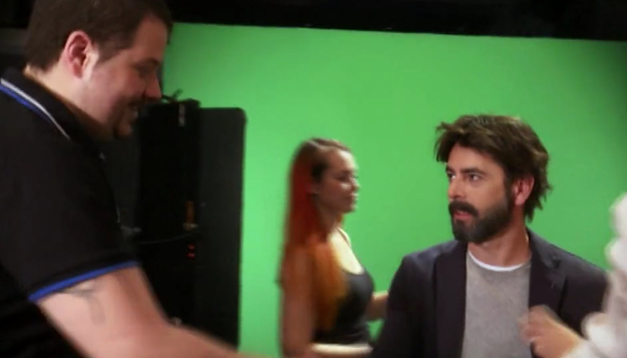 Eduardo Noriega saludando a Javier, el novio