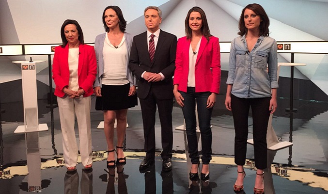 En la imagen, vemos a las protagonistas del debate a cuatro de Antena 3 y al moderador, Vicente Vallés.