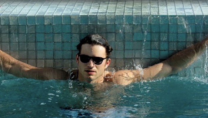 Ashton Kutcher, en la piscina. Escena de "American Playboy"