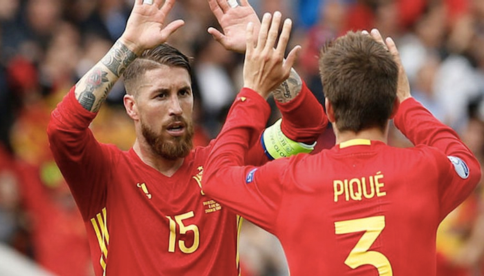 Ramos da la enhorabuena a Piqué tras su gol