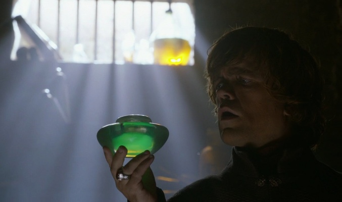  Tyrion Lannister (Peter Dinklage) sostiene una botella de Fuego Valyrio