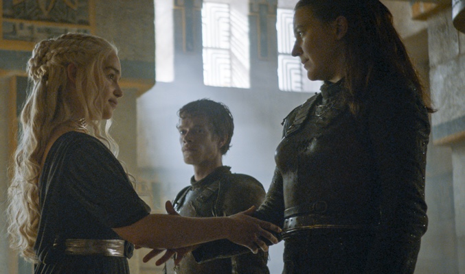 Daenerys (Emilia Clarke) cierra su alianza con Yara (Gemma Whelan)