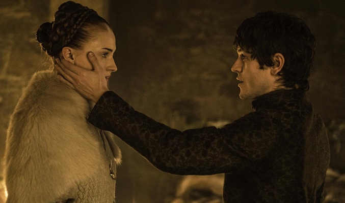 Sansa (Sophie Turner) a merced de los caprichos de Ramsay (Iwan Rheon) en 'Juego de Tronos'