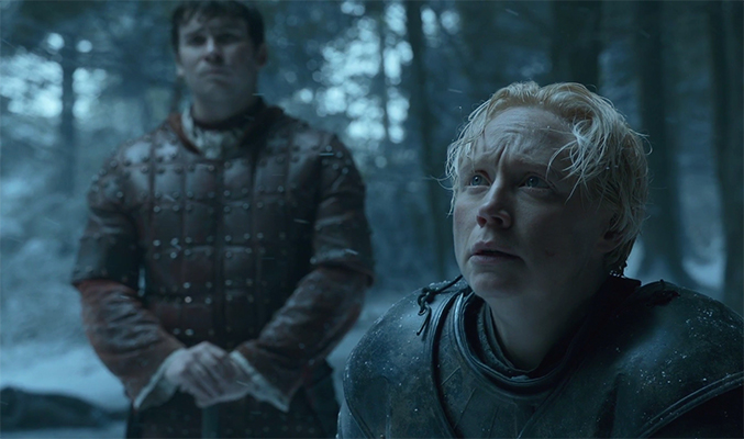 Brienne (Gwendoline Christie) arrodillada ante Sansa Stark