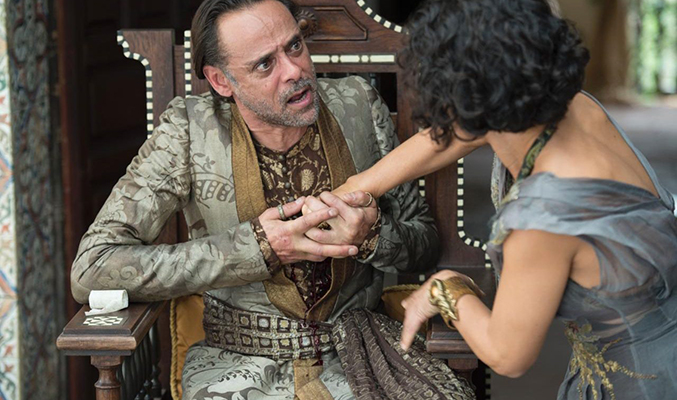 Ellaria (Indira Varma) apuñala a Doran (Alexander Siddig) en el arranque de la temporada