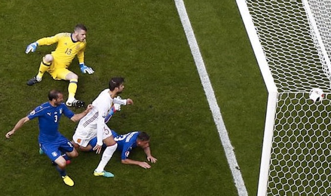 Momento del gol de Chiellini a De Gea que deja a España fuera de la Eurocopa 2016
