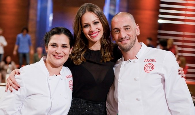 La presentadora Eva González junto a Virginia, la ganadora, y Ángel, 2º finalista