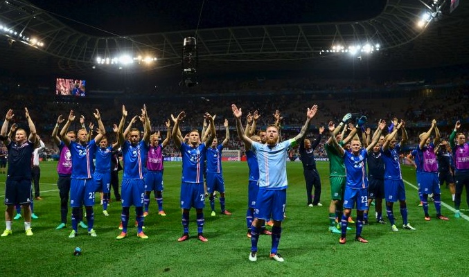 Los futbolistas se acercan a su afición