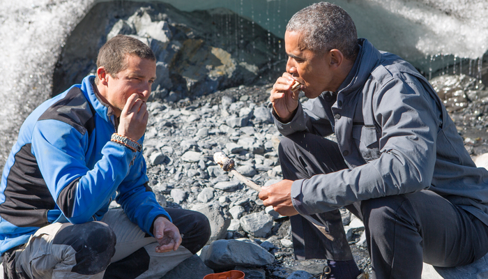 Barack Obama y Bear Grylls degustando un salmón