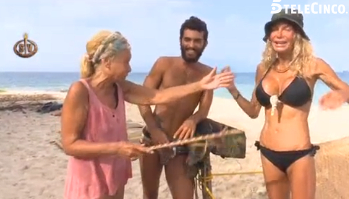 Suso, Yola y Mila hablando bromeando tranquilamente en la playa