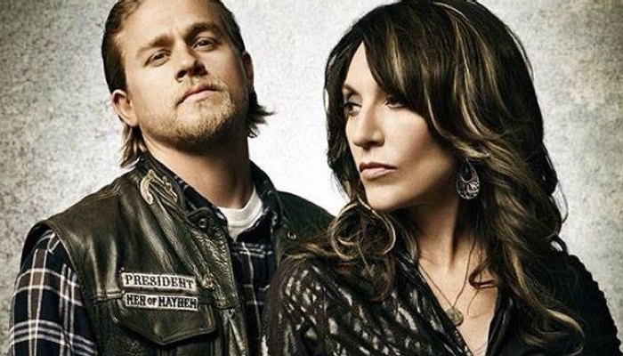 Charlie Hunnam y Katey Sagal en 'Hijos de la anarquía'