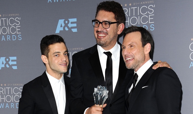 Sam Esmail junto a Rami Malek y Christian Slater, protagonistas de la serie