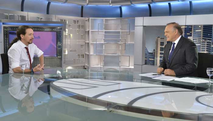Pedro Piqueras entrevistando a Pablo Iglesias en su informativo