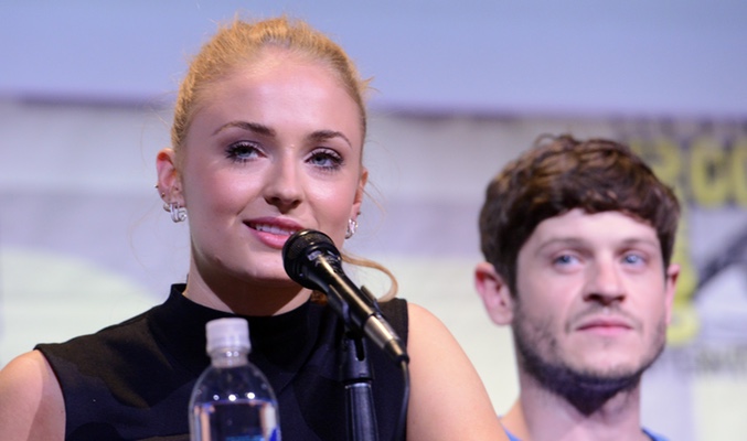 Sophie Turner y Iwan Rheon en la Comic Con