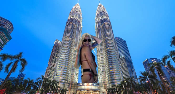 Leticia Sabater emerge de entre las torres Petronas de Kuala Lumpur