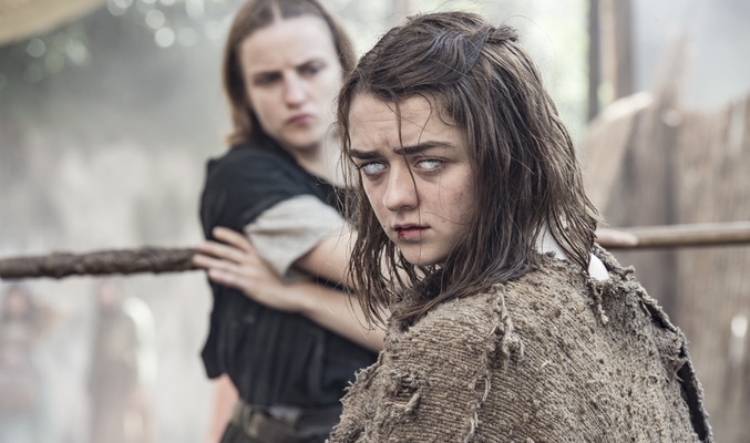 Maisie Williams y la que podría ser su otro yo, Faye Marsay