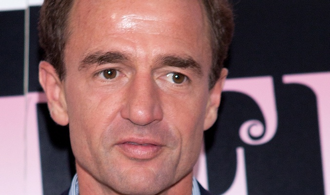 Alessandro intenta calmar las aguas