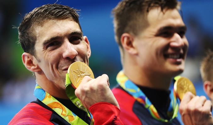 Michael Phelps y sus compañeros tras ganar el oro en 4x100 en la madrugada del 7 de agosto