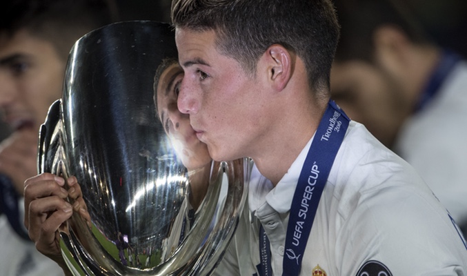 James Rodriguez besa la copa tras el triunfo del Real Madrid