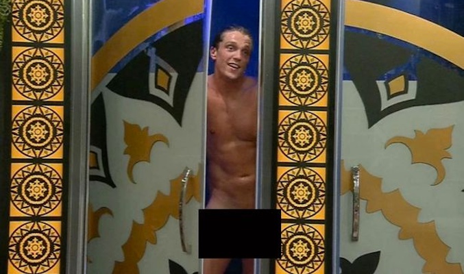 El desnudo frontal de Lewis Bloor