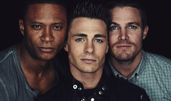 Colton Haynes con sus compañeros de 'Arrow'
