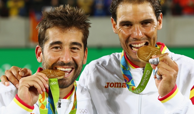 Marc López y Rafa Nadal saboreando su triunfo