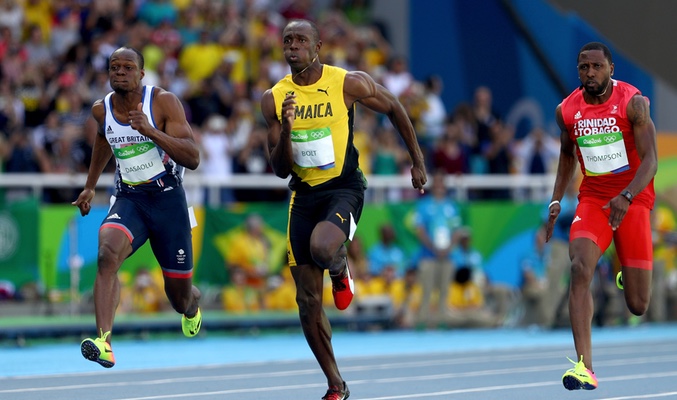 Usain Bolt corriendo los 100 metros en la ronda preliminar