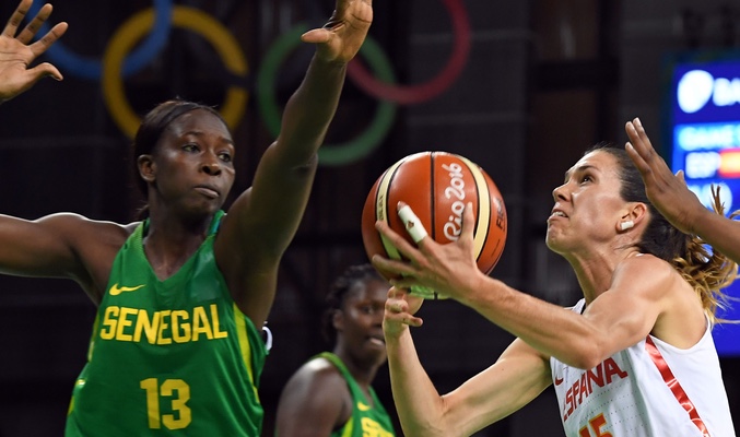 La jugadora española Anna Cruz en un encuentro con Senegal