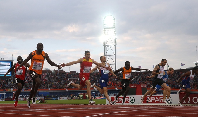 Bruno Hortelano y otros atletas en la final del campeonato europeo de atletismo en Ámsterdam