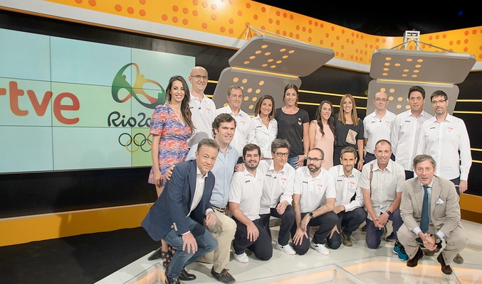 El equipo de RTVE incluyendo al presentador Juan Carlos Rivero