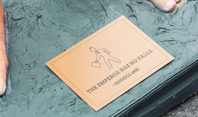 Placa estatua donald trump