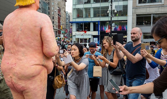 La estatua se convierte en una atracción turística durante unas horas