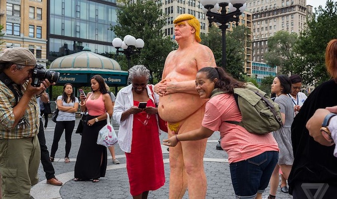 Los turistas se divierten con los "pequeños" detalles