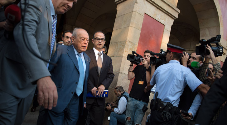 Jordi Pujol saliendo del parlamento catalán