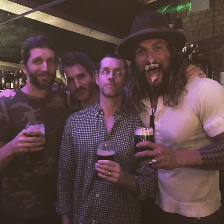 Jason Momoa con el equipo de 'Juego de Tronos'