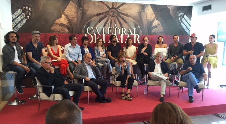 El equipo de 'La Catedral del Mar' en la presentación de la serie