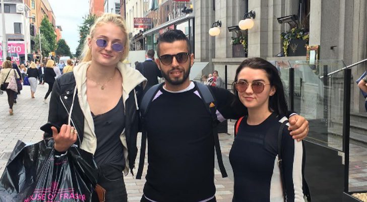 Imagen de un seguidor de la serie con las actrices Sophie Turner y Maisie Wiliams en Belfast
