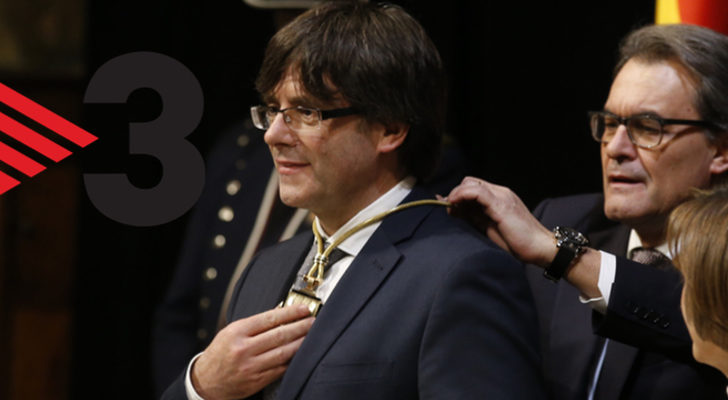 Carles Puigdemont y Artur Mas ante la atenta mirada de Carmen Forcadell