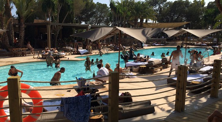 Piscina de Olivia Valere, lugar visitado por los "Shore"