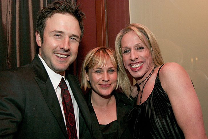Alexis Arquette (derecha) con sus hermanos David y Patricia