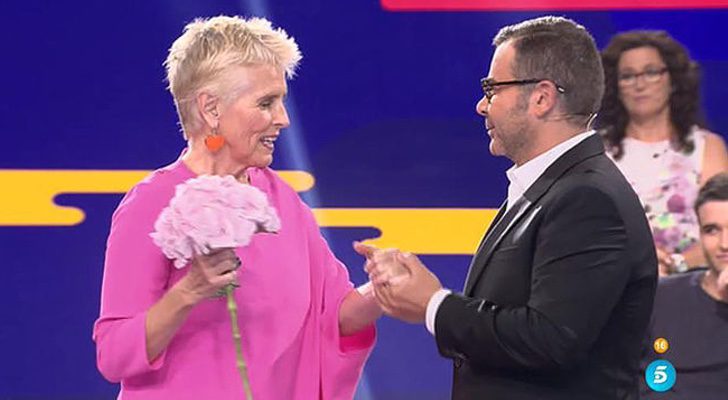 Jorge Javier recibiendo el testigo de &#39;GH&#39; de la mano de Mercedes Milá