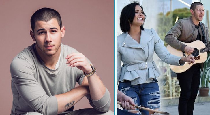 Nick Jonas y Demi Lovato cantando en la calle