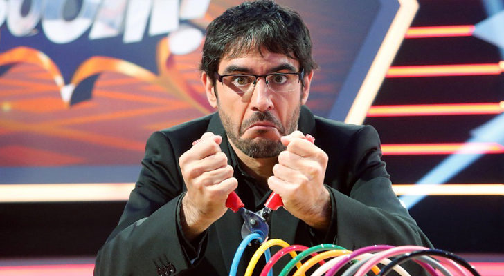 Juanra Bonet a punto de desactivar una bomba