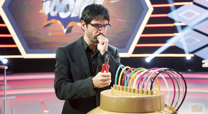 uanra Bonet dudando entre qué cables cortar