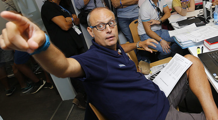 Ernest Riveras trabaja junto a Izaskun Ruiz y el equipo en el trailer de Movistar <span>Movistar|Dorna</span>