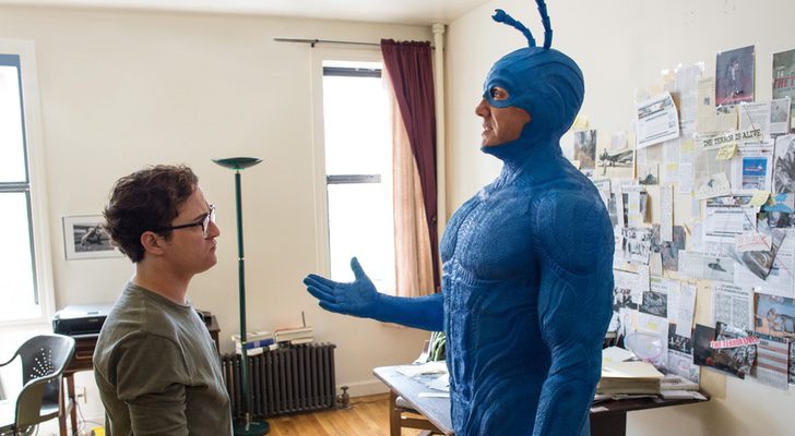 Griffin Newman y Peter Serafinowicz en 'The Tick'